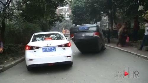 吃瓜摔车,网络热议引发安全警示