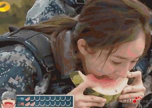 男子吃瓜群众摔倒,引发网友热议