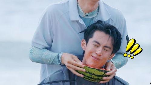 武汉大学情侣吃瓜,甜蜜瞬间引网友热议