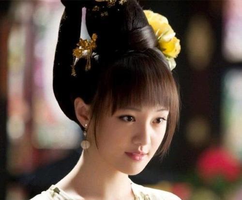 古装女孩吃瓜,古风美食演绎古今风情